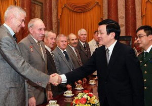 ປະທານປະເທດເຈືອນເຕີນຊາງ ຕ້ອນຮັບຄະນະ ນັກຮົບເກົ່າໂຊວຽດ